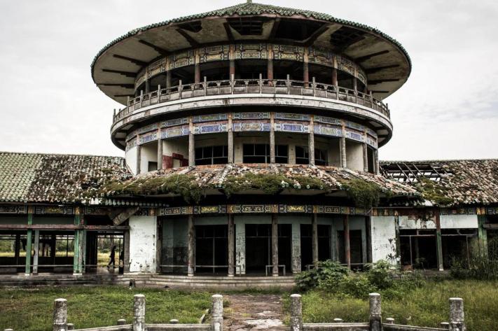 You are currently viewing Kinshasa: Vue du Palais présidentiel de Mobutu Sese Seko à Gbadolite ( vanité de vanité,  tout est vanité)
