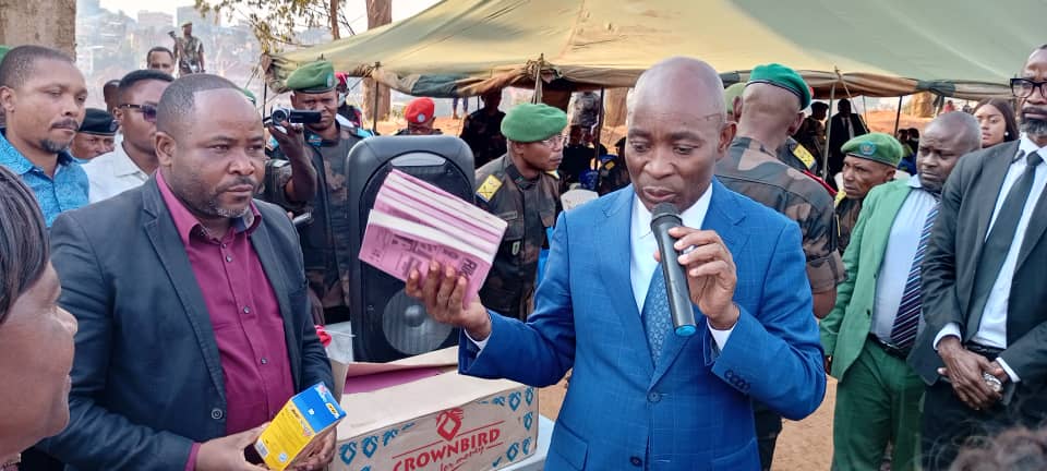 You are currently viewing Bukavu: Le gouverneur du Sud Kivu Jean-Jacques Purusi offre des vivres et des fournitures scolaires aux veuves et orphelins des militaires du camp Saio.