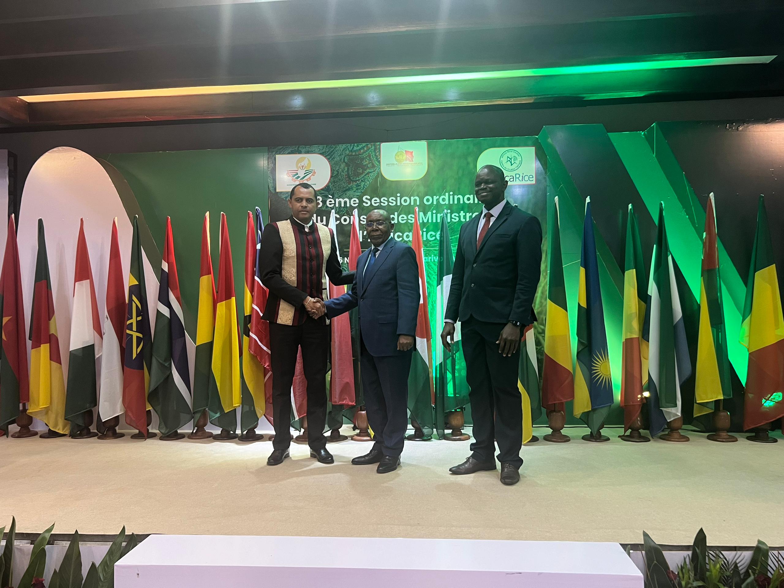 You are currently viewing Antananarivo : La RDC occupera la présidence d&rsquo;AfricaRice à travers Gilbert Kabanda qui pilote le Ministère de la Recherche Scientifique et Innovation technologique. Conclusion de la 33 ème Session ordinaire de cet instrument de l&rsquo;Union Africaine dont les assises se sont achevées vendredi 15 novembre 2924 à Madagascar. Gilbert Kabanda a appelé ses pairs à procéder comme en 1951 où l&rsquo;Europe est née de la communauté de charbon et de l&rsquo;acier.