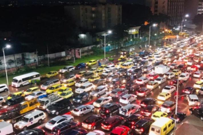 You are currently viewing Kinshasa : les embouteillages, l’insalubrité et les constructions anarchiques dans la capitale de la RDC ont été évoquées entre le gouverneur Daniel Bumba et deux députés nationaux dont l’ancien Premier ministre Matata Ponyo.