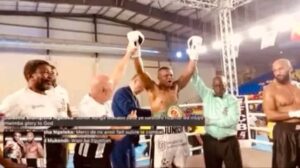 Lire la suite à propos de l’article Championnat du monde de Boxe : Junior Makabu victorieux de Wagdy Attia par KO.