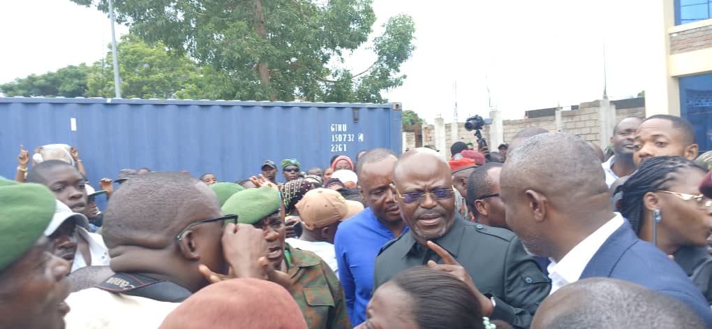 You are currently viewing Sud Kivu : Le Vice-Premier Ministre et Ministre de la Défense nationale, Guy Kabongo Mwadianvita vient d&rsquo;achever une mission de travail à Uvira