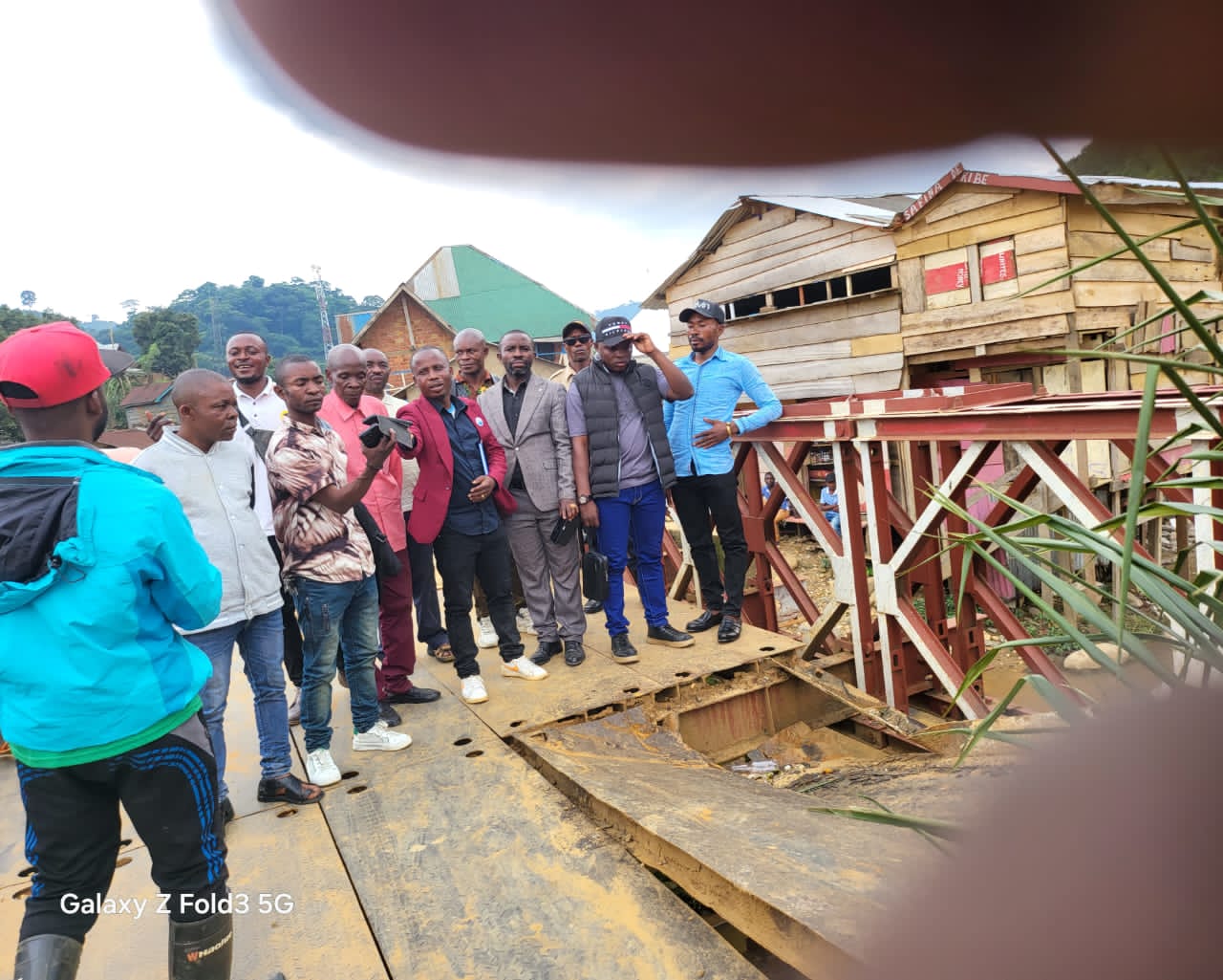 Lire la suite à propos de l’article Sud kivu : La chefferie de Wamuzimu donne un appui aux travaux de réhabilitation du pont jeté sur la Rivière Kibi.*