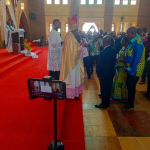 Lire la suite à propos de l’article Kinshasa : Son Éminence le Cardinal Fridolin Ambongo Besungu célèbre une messe pour une centaine de couples jubilaires issus de 150 paroisses de l&rsquo;Archidiocèse.