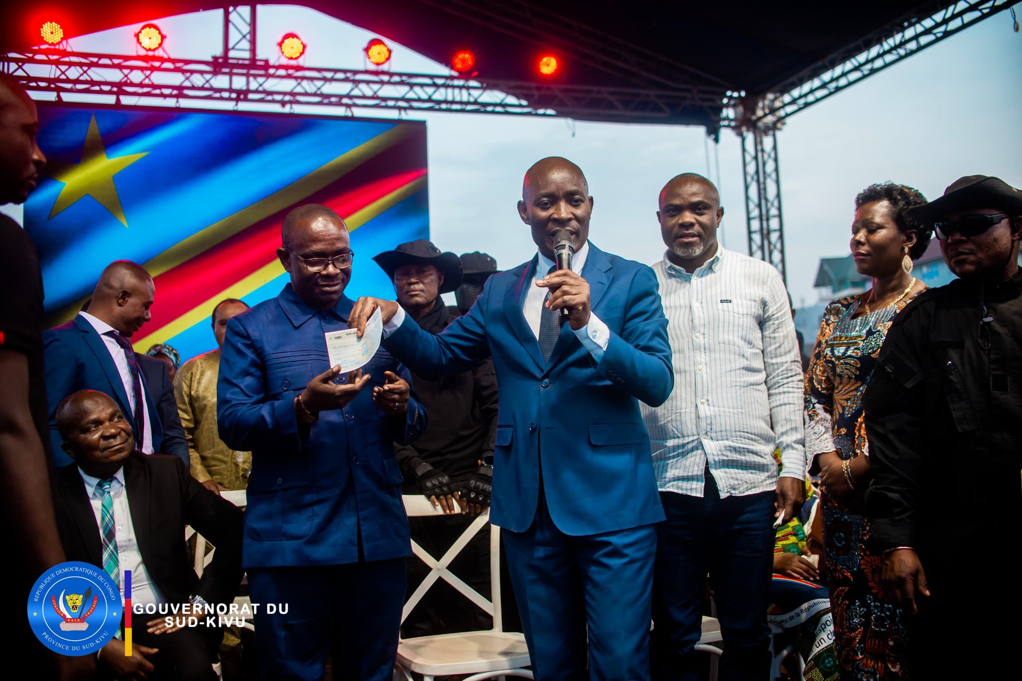 You are currently viewing Sud Kivu : Après une mission officielle à Kinshasa, le gouverneur Jean-Jacques Purusi Sadiki a regagné sa province ce mardi par le poste frontalier de Kavimvira