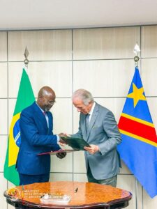 Lire la suite à propos de l’article Brasilia: signature d&rsquo;un accord de coopération entre la RDC et le Brésil en matière de défense