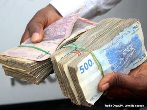 Lire la suite à propos de l’article Uvira: Dénonciation citoyenne contre la double tarification sur les retraits mobiles en RDC