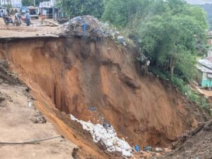 Lire la suite à propos de l’article Kinshasa : la route de Kimwenza coupée en deux après les pluies diluviennes.