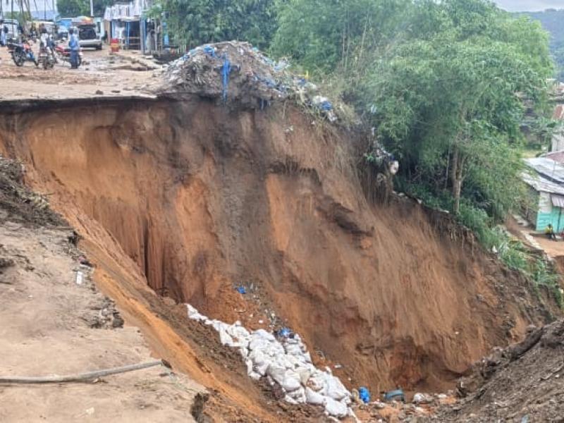 You are currently viewing Kinshasa : la route de Kimwenza coupée en deux après les pluies diluviennes.