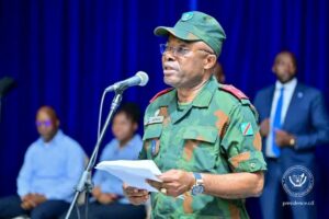 Lire la suite à propos de l’article Kinshasa : Suspension du Général Sylvain Ekenge de ses fonctions de porte-parole des Fardc pour propos discriminatoires 