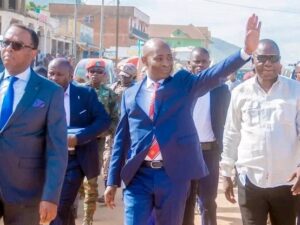 Lire la suite à propos de l’article Uvira : le gouverneur Purusi dénonce le pillage du goudron par les rebelles de l&rsquo;AFC-M23-RDF à Mudaka‎