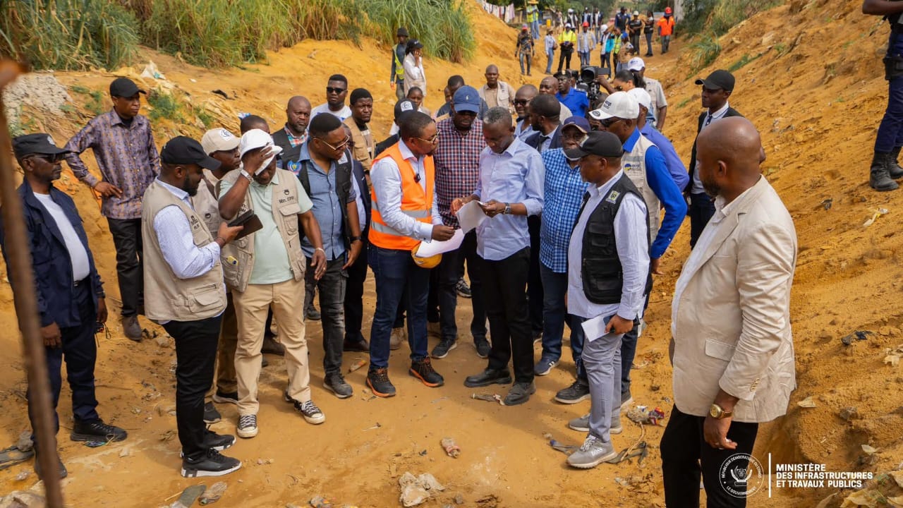 You are currently viewing Kinshasa : le Ministre des travaux publics inspecte les chantiers du programme d&rsquo;urgence.