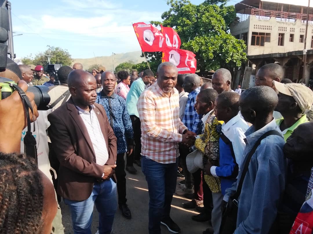 You are currently viewing Sud-Kivu : le vice-gouverneur et gouverneur ad intérim, Jean-Jacques Elakano, tend la main aux sinistrés de Sange et appelle à la résilience et à la cohésion après le retrait de l’AFC/M23